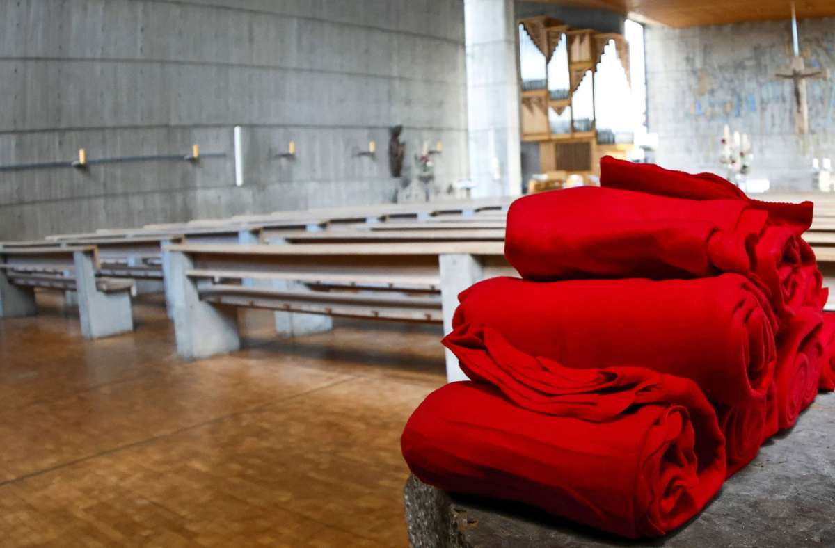 Um Energiekosten zu sparen, senken  Kirchengemeinde wie in Schwenningen die Temperaturen  und legen Decken bereit. Foto: dpa/Heiko Becker