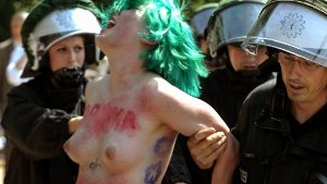 Zwei Femen-Frauen zeigen ihre Brüste in Berlin