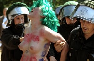 Eine Femen-Aktivistin wird an der Siegessäule in Berlin von der Polizei festgenommen.  Sie hatte gegen den Besuch von US-Präsident Obama demonstriert. In die Nähe des US-Präsidenten kamen die beiden Aktivistinnen freilich nicht. Foto: dpa
