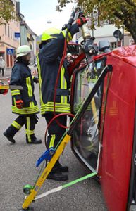 Wie ein Verletzter aus einem Unfallauto geborgen wird, zeigen die Sulzer Feuerwehrmänner. Foto: Schwarzwälder-Bote