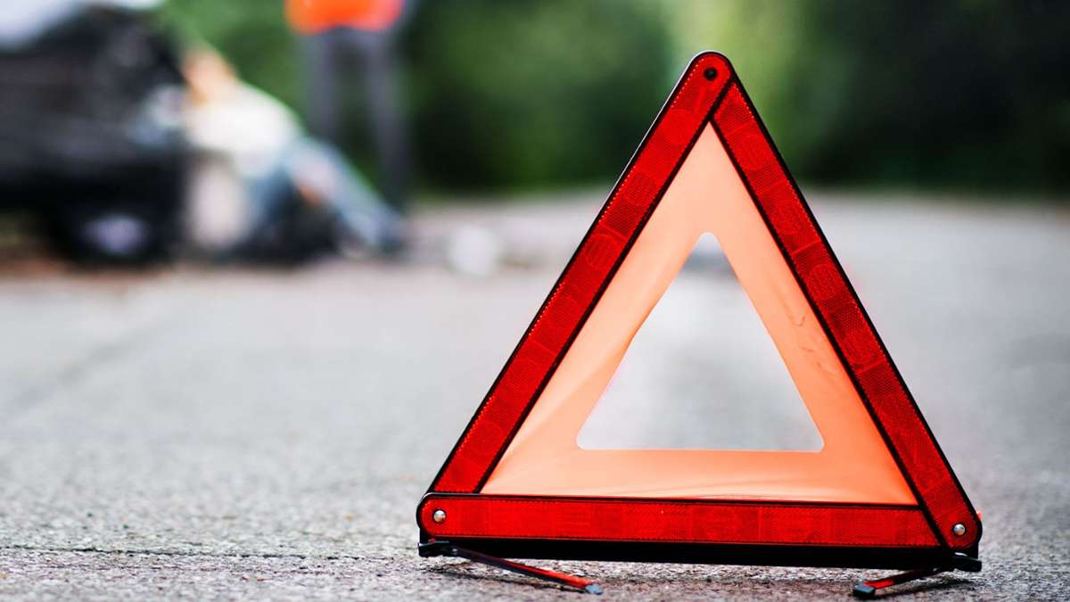 Unfall in Dunningen: 23-Jähriger überschlägt sich mit Opel auf der alten B462
