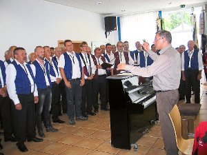 Mit einem großen Stimmvolumen sangen die drei Chöre gemeinsam beim Sichelhenkefest in Empfingen. Foto: Gaus Foto: Schwarzwälder-Bote