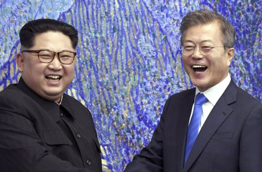 Nordkoreas Machthaber Kim Jong Un (l.) mit dem südkoreanischen Präsidenten Moon Jae In im Jahr 2018 Foto: dpa/Korea Summit Press
