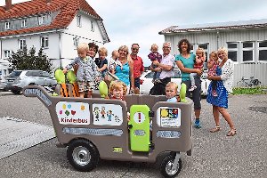 Die Kinder der Kinderkrippe freuen sich auf zukünftige Fahrten mit dem Kinderbus der MS-Schramberg.  Foto: Kschonsek Foto: Schwarzwälder-Bote