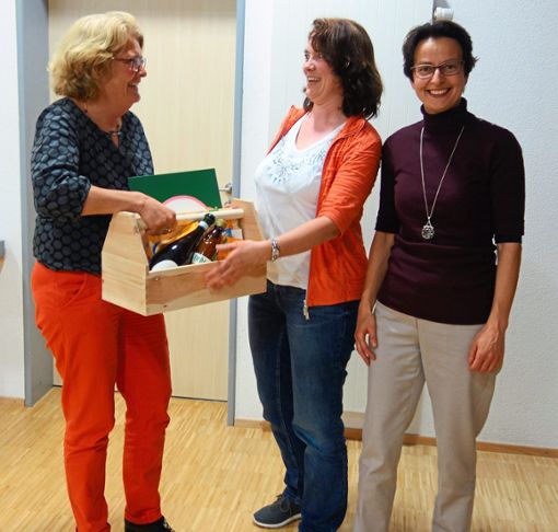 Die Vorsitzende Birgit Christmann überreichte einen Handwerkskoffer an Michaela Hotz und Martina Stier.  Foto: ewb Foto: Schwarzwälder Bote