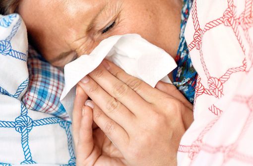 Fieber, Husten, Kopf- und Gliederschmerzen – nicht selten beginnt eine Influenza mit Symptomen, die einer Corona-Infektion sehr ähnlich sein können. Die AOK empfiehlt, sich mit einer Impfung auch gegen die Grippe zu schützen. Foto: Gambarin