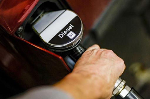 Diesel ist wieder billiger als Benzin. Foto: dpa/Axel Heimken