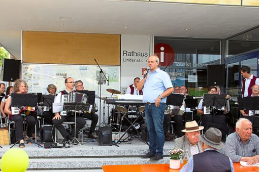 Bürgermeister Matthias Leyn (mit Mikrofon) eröffnete das Lindenplatzfest.  Fotos: Kunert Foto: Schwarzwälder Bote
