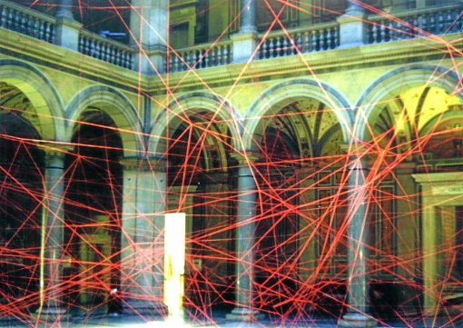 Rot vernetzt hat das Künstlerduo Das Archiv bereits die red hall im MAK Museum für angewandte Kunst in Wien. Im Juni ist dann der Hausacher Klosterplatz dran. Foto: Archiv