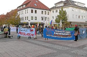 In der Balinger Innenstadt wird gegen den Wettbewerb der Bundeswehr demonstriert. Foto: Stoll