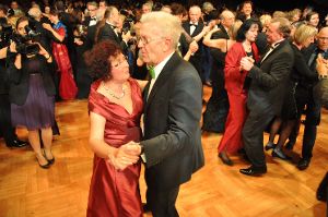 Baden-Württembergs Ministerpräsident Winfried Kretschmann (Grüne) tanzt mit seiner Frau Gerlinde beim Landespresseball in Stuttgart am Freitagabend. Foto: Andreas Rosar  Fotoagentur-Stuttgart
