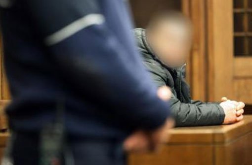 Der 44-jährige Angeklagte wartet am im Duisburger Landgericht auf den Prozessbeginn. Er soll seinen Vermieter in dessen Auto erschossen haben. Foto: dpa