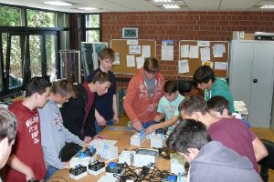 Technikschüler der Zinzendorfschulen Königsfeld bauen und testen eifrig ihre KNX-Schaltungen.  Foto: EGT Foto: Schwarzwälder-Bote