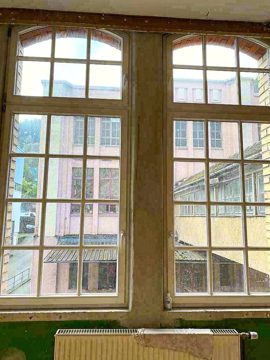 Hohe alte Fenster öffnen den Blick auf den Hinterhof. Hier stellten um 1900 herum Arbeiter Uhren   her.Foto: Privat Foto: Schwarzwälder Bote