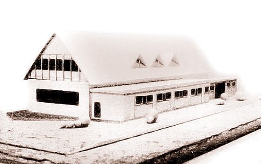Bild vom Holzmodell des geplanten Umbaues (oben). Das alte Schulgebäude Ende des Jahres 1979 (links). Das  alte Rathaus Anfang der 1980er-Jahre (rechts). Fotos: Eule Foto: Schwarzwälder Bote