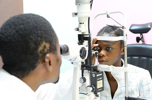 Christine ist beim Augenarzt – einer jener Termine, die ihr nicht nur neue Hoffnung, sondern auch ein neues Augenlicht bringen wird. Foto: Christoffel-Blindenmission