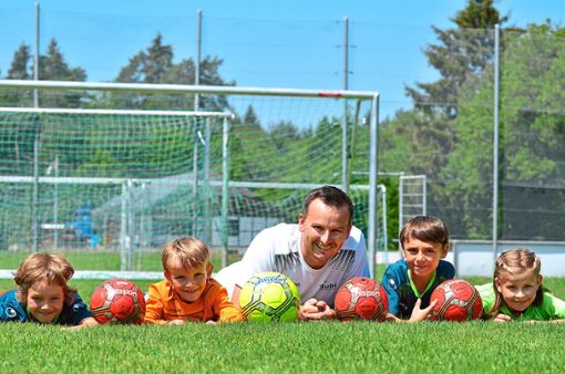 Trainingsteamleiter Tobias Hummler will, dass die Kinder beim  Camp ihre Fußball-Leidenschaft ausleben können. Foto: Derya Rehling Foto: Schwarzwälder Bote