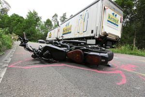 Tödlicher Unfall bei Ostdorf: Am 14. August stürzt  ein 35-Jähriger mit seiner Harley und rutschte unter einen Sattelzug. Er starb noch am Unfallort. Foto: Maier