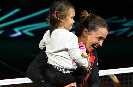Tatjana Maria bejubelt mit Tochter Charlotte ihren Erfolg in Stuttgart. In unserer Bildergalerie sehen Sie weitere Tennisstars mit Nachwuchs. Foto: imago
