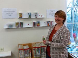Bücherei-Leiterin Stefanie Pilat vor den Tonie-Boxen, die derzeit sehr gefragt sind. Foto: Renner