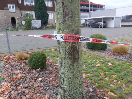 Die Leiche wurde hinter der Raiffeisenbank entdeckt. Foto: Ganswind