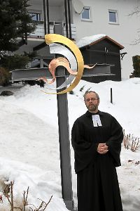 Pfarrer Markus Ockert vor dem neuen Kreuz.  Foto: Kommert Foto: Schwarzwälder-Bote