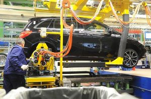Daimler sieht nach dem Brand eines Tesla-E-Fahrzeugs keine Gefahr für die Sicherheit seiner Elektroautos. Foto: dpa