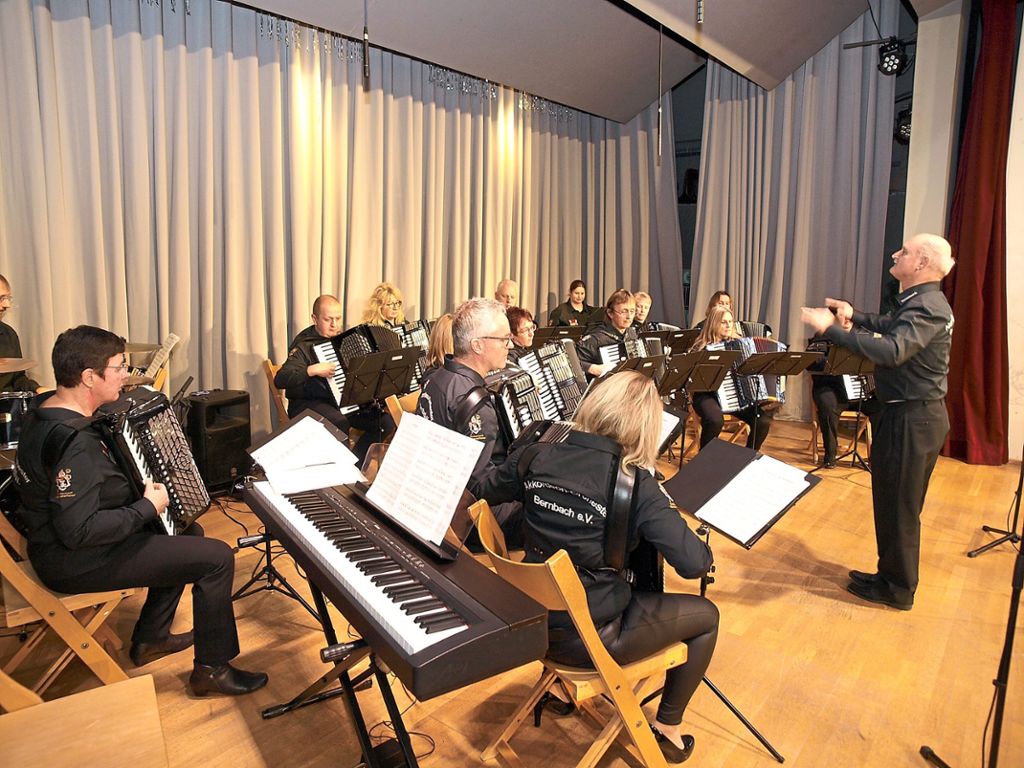 Franc Zibert (rechts) dirigiert das Akkordeon-Orchester Bernbach beim Neujahrsempfang.