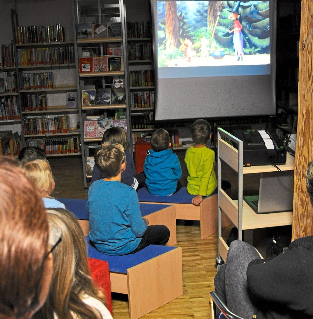 Viele Kinder sind zur Vorlesestunde und zum Filmkino in die Bücherei gekoimmen. Fotos: Butz