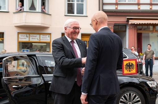 Oberbürgermeister Ralf Broß begrüßt den Bundespräsidenten Frank-Walter-Steinmeier am Schwarzen Tor. Foto: dpa/Silas Stein