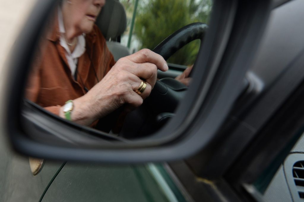 Völlig durcheinander geraten bei der Handhabung ihres Autos ist eine 80-Jährige Autofahrerin am Montagmorgen in Zimmern. (Symbolfoto) Foto: dpa