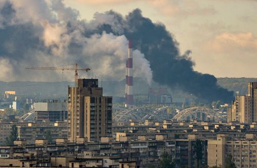 Nach den russischen Raketenangriffen am 10. Oktober steigt schwarzer Rauch über Kiew auf. Foto: dpa/ukrin