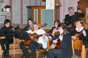 In der Vesperkriche begeistert das Zupforchester mit einer musikalischen Reise durch die Jahrhunderte.  Foto: Bombardi Foto: Schwarzwälder Bote