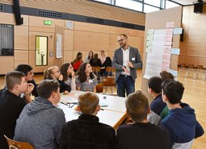 Am Thementisch von Bürgermeister Ralf Ulbrich wird über Stärken und Schwächen der Gemeinde diskutiert. Fotos: Cools Foto: Schwarzwälder Bote