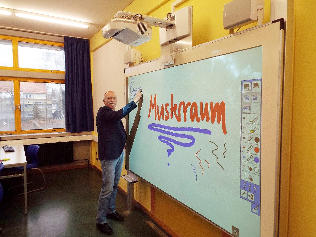 Finger statt Kreide: Deutenberg-Schulleiter Manfred Koschek schreibt auf der neuen interaktiven Tafel.  Fotos: Wagener