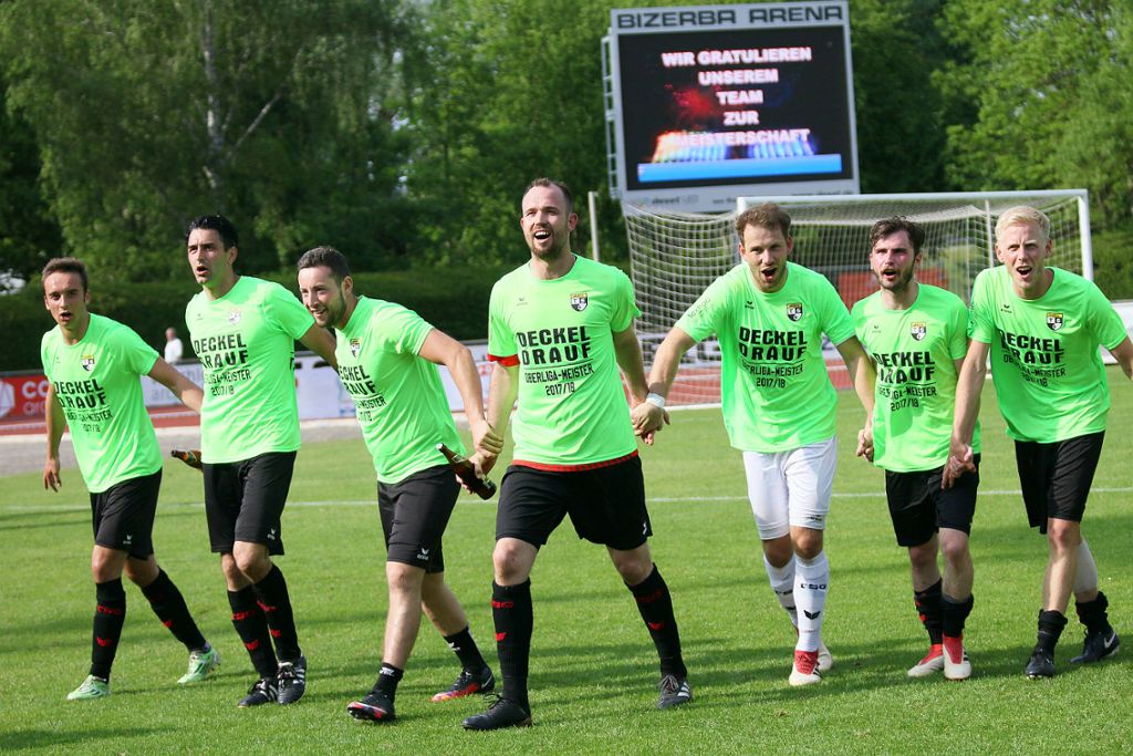 Wollen gemeinsam mit den Fans den Aufstieg feiern: die Spieler der TSG Balingen.