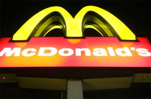 Ein Maskierter hat die McDonalds-Filiale in Horb überfallen. Der Täter bedrohte den Angestellten mit einer Pistole und erbeutete Bargeld. Zum Artikel Foto: dpa
