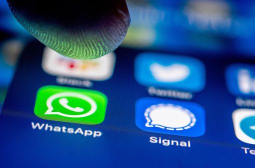 Die Polizei warnt wiederholt vor Betrugsversuchen über den Messenger-Dienst WhatsApp. Foto: Scheurer/dpa