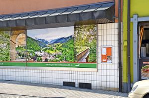 Die Schaufensterfront des leerstehenden Ladens in Hornberg wurde mit Motiven vom Städtle beklebt. Foto: Kornfeld