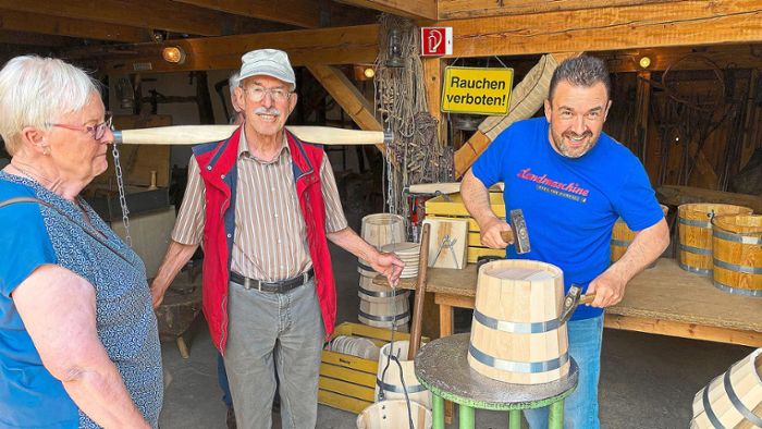 Kübelmacher zeigt beim Heimatmuseum altes Handwerk