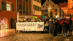 Rund 100 Menschen gehen in Villingen für den Frieden auf die Straße. Foto: Gunter Berberich
