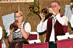 Die Kapelle Peter Schad und seine Oberschwäbischen Dorfmusikanten sind in Böhringen bestens bekannt. Neu als Sängerin und Musikantin ist Carina Kienle dabei. Fotos: kw Foto: Schwarzwälder Bote
