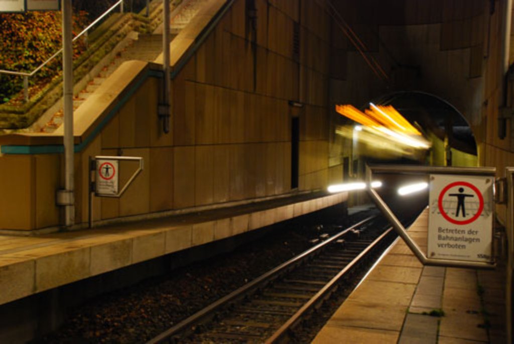 Noch bevor eine Bahn einfährt, muss ein 19-Jähriger am Dienstag von den Gleisen der Stadtbahn am Pragsattel gerettet werden. Foto: Leserfotograf fotomax