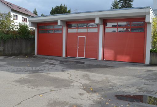 Der Vorplatz beim Feuerwehrgerätehaus in der Waldmössinger Ortsmitte erhält im kommenden Jahr einen neuen Asphaltbelag.  Foto: Herzog Foto: Schwarzwälder Bote