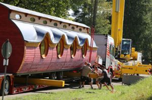 Zehn Tonnen wiegt der Hobbitwagen der Mahlberger Naturkita, der nun angeliefert und mithilfe eines Großkrans in Position gebracht wurde. Foto: Decoux