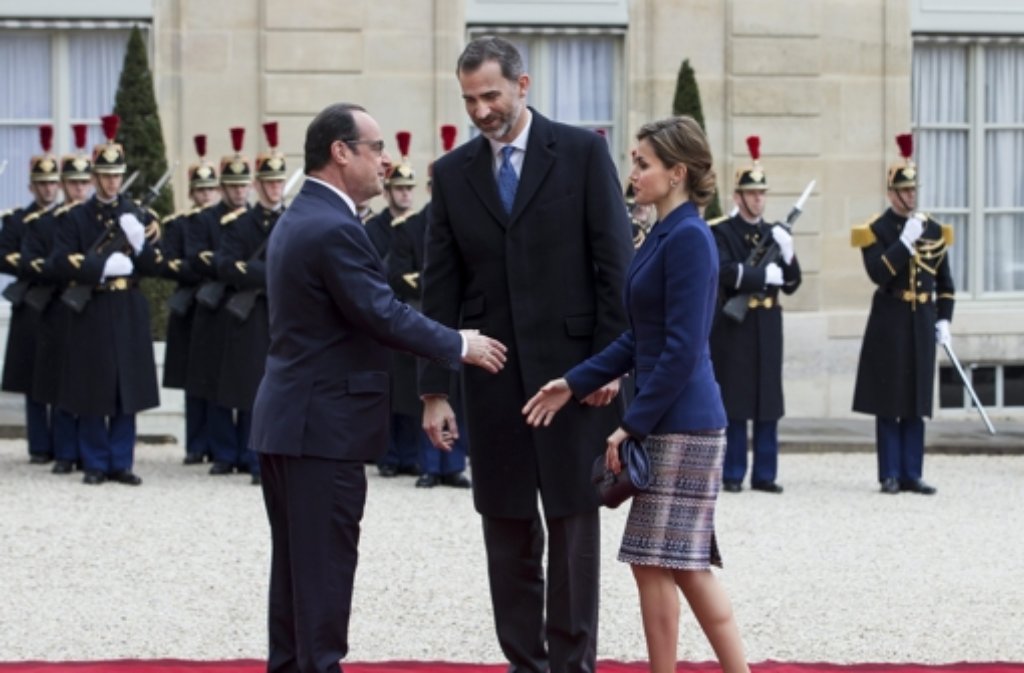 König Felipe (Mitte) und Königin Letizia von Spanien haben nach dem Absturz der Germanwings-Maschine ihren Staatsbesuch in Frankreich abgebrochen. Das Königspaar hatte den französischen Staatspräsidenten François Hollande getroffen.