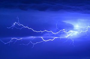 Blitze am Nachthimmel: Der Deutsche Wetterdienst warnte bis Mittwoch, 2 Uhr, vor Unwettern im Zollernalbkreis. Foto: dpa/Balk