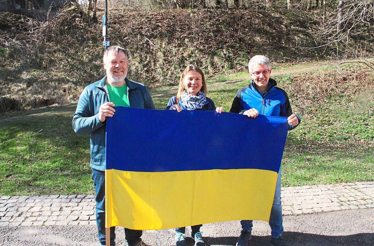 Roland Müller (von links) und Andrea Winter haben Flagge der Ukraine mitgebracht, Susanne Ciampa ist Initiatorin der Sammelaktion für Flüchtlinge aus der Ukraine. Foto: Hella Schimkat