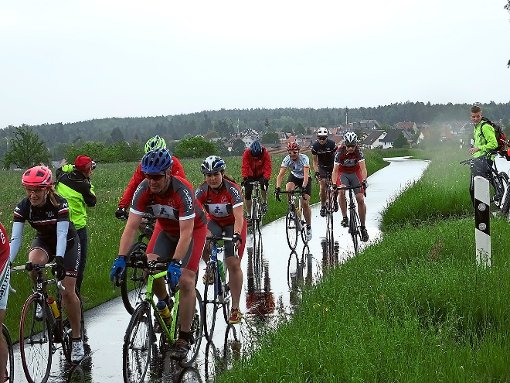 15 Radfahrer trotzten dem Wetter und absolvierten die 28,4 Kilometer. Foto: Stocker Foto: Schwarzwälder-Bote