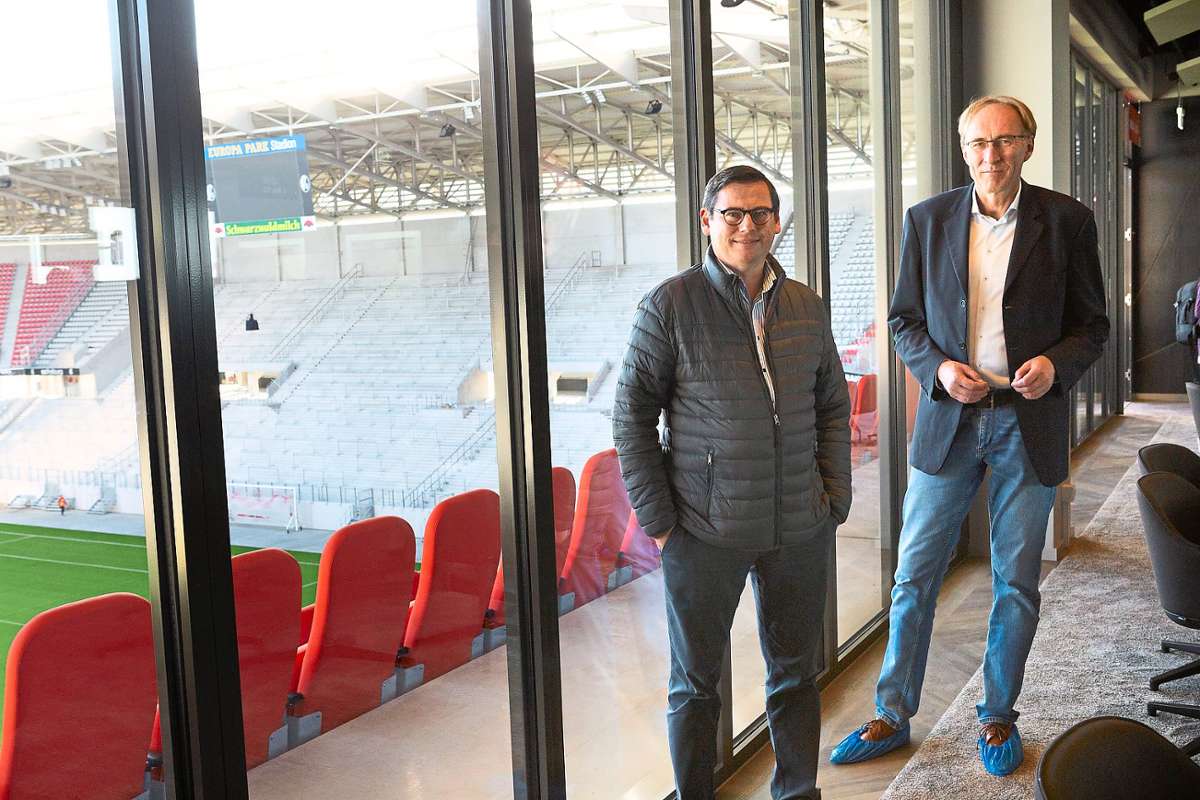 SC-Vorstand Oliver Leki und Freiburgs Baubürgermeister Martin Haag zeigen den VIP-Bereich des Europa-Park Stadions. 